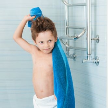 Kind im Bad Foto iStock Ruslanshug